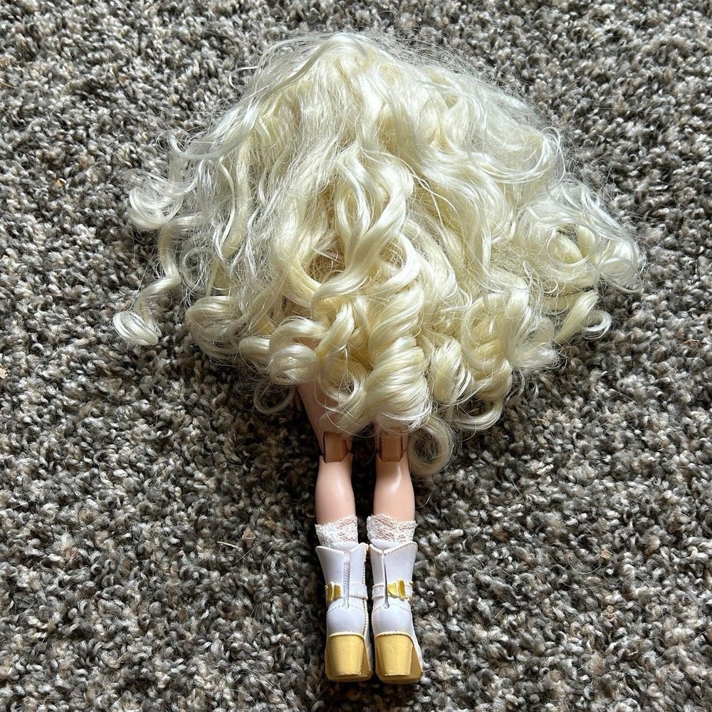 Rainbow High Fashion Doll Delilah Fields Series 4 Articulated with Accessories - Picture 4 of 4